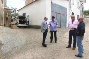 Latre se interesa por las obras de eficiencia energética que lleva a cabo la Diputación en Jirueque