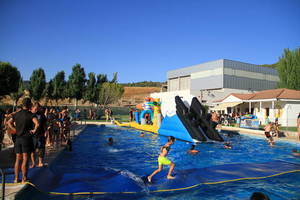 Pareja se divierte haciendo deporte en su Finde joven