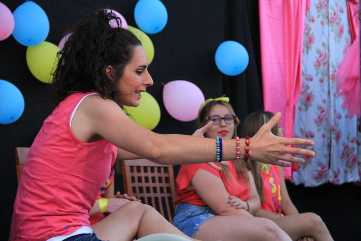 La compañía Ultimomento representó '¿Para qué están las amigas?' en la Plaza de Fuentenovilla