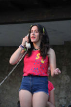 La compañía Ultimomento representó '¿Para qué están las amigas?' en la Plaza de Fuentenovilla