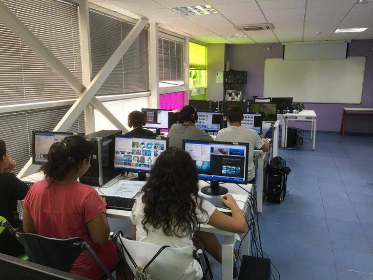 Finalizan con éxito los cursos de Prezi y Movie Marker para jóvenes en el Centro de Internet de Alovera