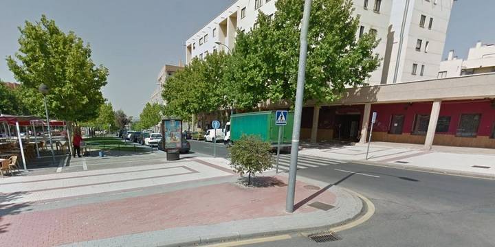 Un hombre muere en el Hospital tras liarla en un bar del bulevar de Entrepeñas