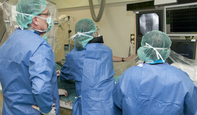 El Hospital de Guadalajara implanta con éxito una prótesis aórtica endovascular