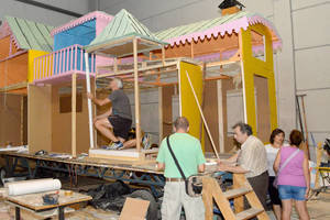 Más de 300 personas trabajan en la construcción de las carrozas de Azuqueca