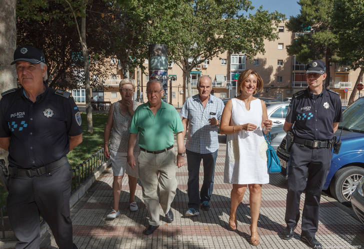 Encarnación Jiménez recoge las demandas planteadas por los vecinos del barrio de Manantiales