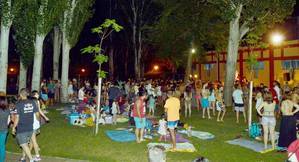 Los 'Viernes a la Luna' de Azuqueca reúnen a 1.200 personas con la charanga 'El Conejo de la Loles'