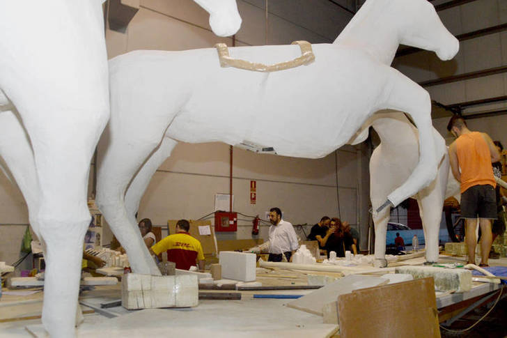 Más de 300 personas trabajan en la construcción de las carrozas de Azuqueca