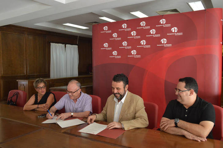 El alcalde y la concejala de Cultura firman el convenio con los responsables de la Banda. Fotografía: Álvaro Díaz Villamil/Ayuntamiento de Azuqueca