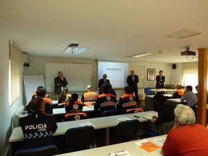 Bomberos de Castilla-La Mancha aprenden a retirar enjambres apícolas