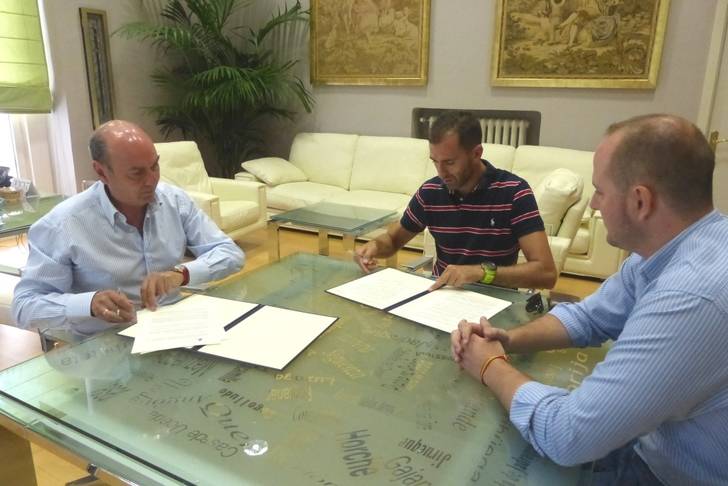 La Diputación apoya al triatleta paralímpico Daniel Molina