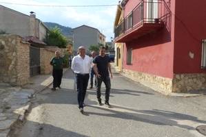 Latre se interesa in situ por las necesidades de Poveda de la Sierra