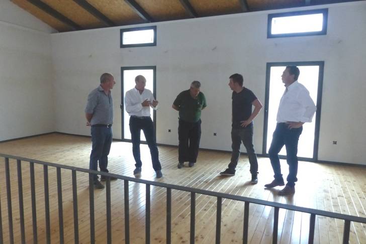 Latre se interesa in situ por las necesidades de Poveda de la Sierra