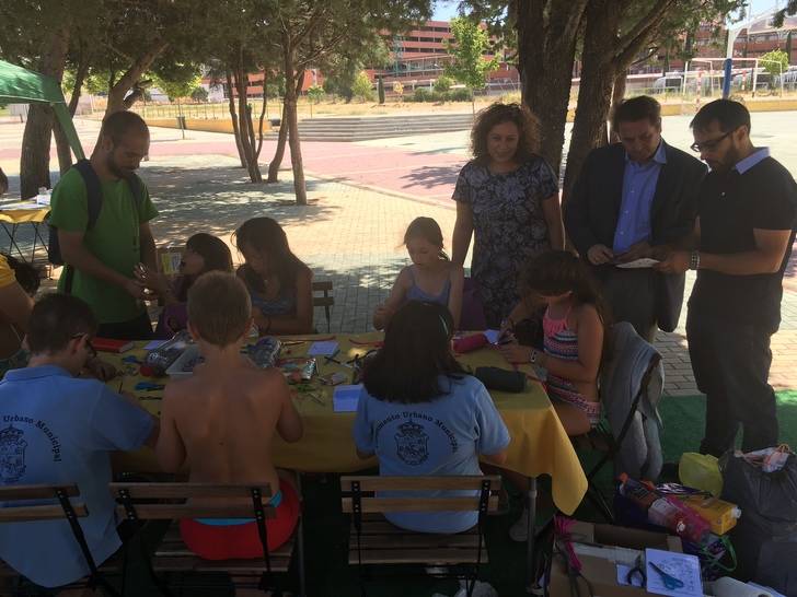 Los participantes del campamento urbano municipal aprenden las claves de reciclar bien