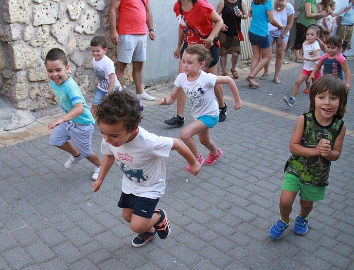 Pareja espera el chupinazo con deporte, alegría en las calles y con su Torreón Medieval rehabilitado