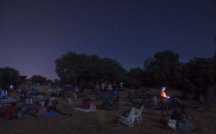 Más de 400 personas responden al llamamiento de AstroYebes para ver las Perseidas desde Valdenazar