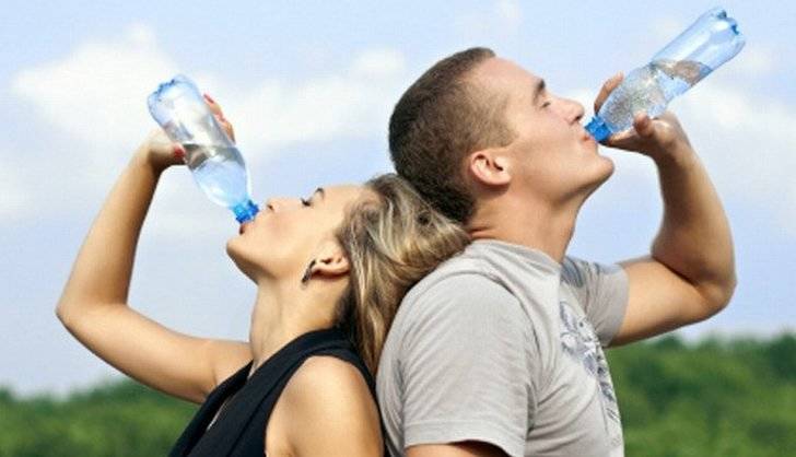 Hacer ejercicio físico, beber dos litros de agua y no cometer excesos gastronómicos, consejos para disfrutar de un verano saludable