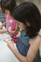 Una treintena de niños se divierten y aprenden en el campamento de inglés de Trillo