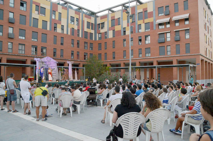 Representación de la obra 'Hércules' en la Plaza 3 de abril. Fotografía: Álvaro Díaz Villamil/Ayuntamiento de Azuqueca