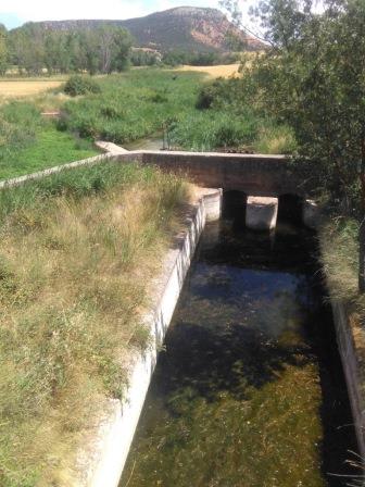 El Ayuntamiento de Matillas alerta del lamentable estado de suciedad y malos olores del canal que atraviesa el pueblo