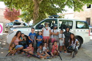 La Guardia Civil visita la Ludoteca de Verano de Cifuentes
