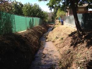 El Ayuntamiento instala nuevos juegos infantiles en Valdenoches y limpia su arroyo