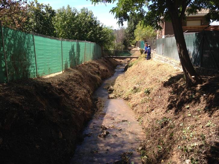 El Ayuntamiento instala nuevos juegos infantiles en Valdenoches y limpia su arroyo