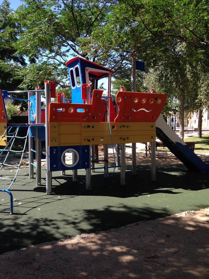 El Ayuntamiento instala nuevos juegos infantiles en Valdenoches y limpia su arroyo