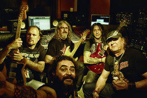 El rock trasgresor y divertido de Mojinos Eszocíos hará vibrar este viernes a los trillanos