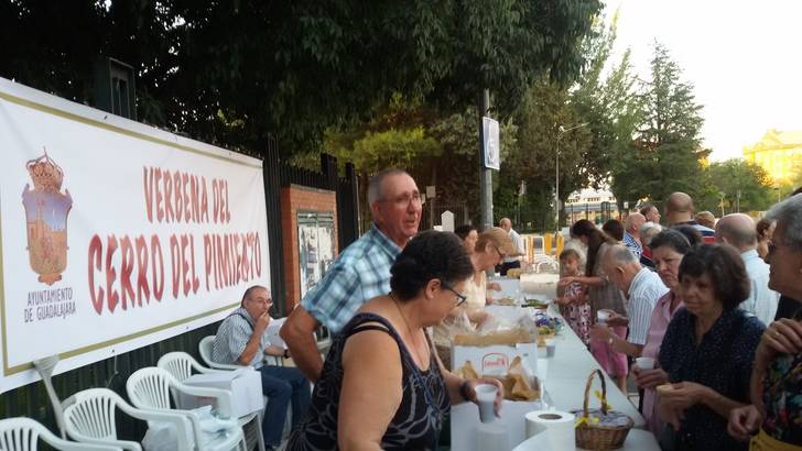 La tradicional verbena popular del Cerro del Pimiento congregó a numeroso público