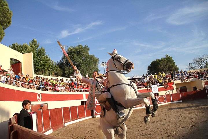 La rejoneadora Ana Rita triunfa en el trigésimo aniversario de la Plaza de Toros de Almonacid