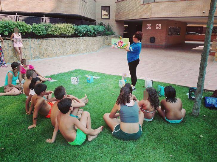 La bibliopiscina anima a la lectura en verano a los bañistas de ocho urbanizaciones de Valdeluz