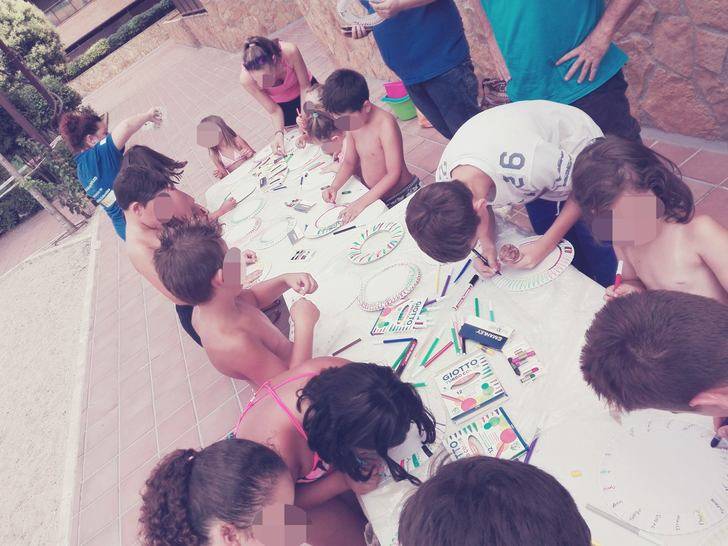 La bibliopiscina anima a la lectura en verano a los bañistas de ocho urbanizaciones de Valdeluz