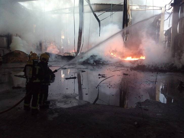 Extinguido el fuego en la nave de tratamiento de pasta de pan de Chiloeches