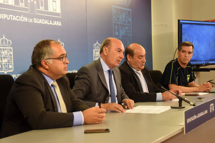 Latre señala como clave el trabajo del personal de la Diputación para dar por extinguido el incendio en la planta de reciclaje de Chiloeches