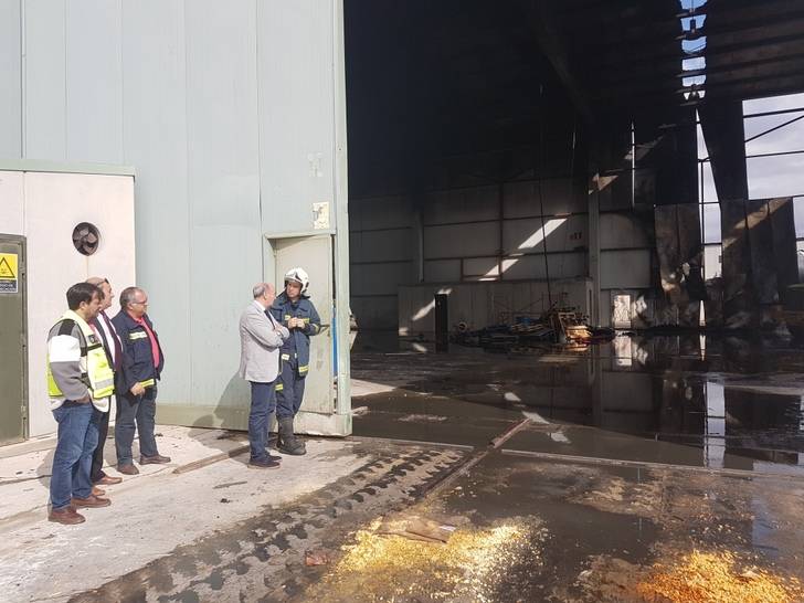 El presidente de la Diputación se interesa por los trabajos de extinción del incendio en una nave del polígono de Chiloeches