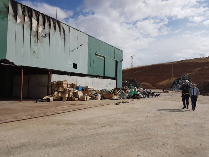 El presidente de la Diputación se interesa por los trabajos de extinción del incendio en una nave del polígono de Chiloeches