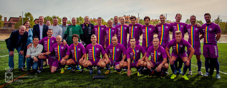 Fútbol para nostálgicos y reencuentro de amigos en el estreno del campo municipal de Valdeluz
