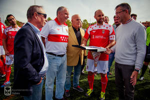 Fútbol para nostálgicos y reencuentro de amigos en el estreno del campo municipal de Valdeluz