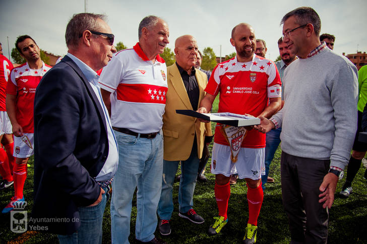 Fútbol para nostálgicos y reencuentro de amigos en el estreno del campo municipal de Valdeluz