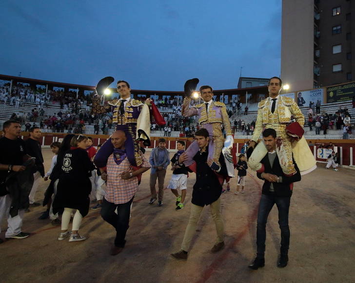 Iván Fandiño, soberbio en la Tercera de Guadalajara, sale a hombros junto El Fandi y Adame