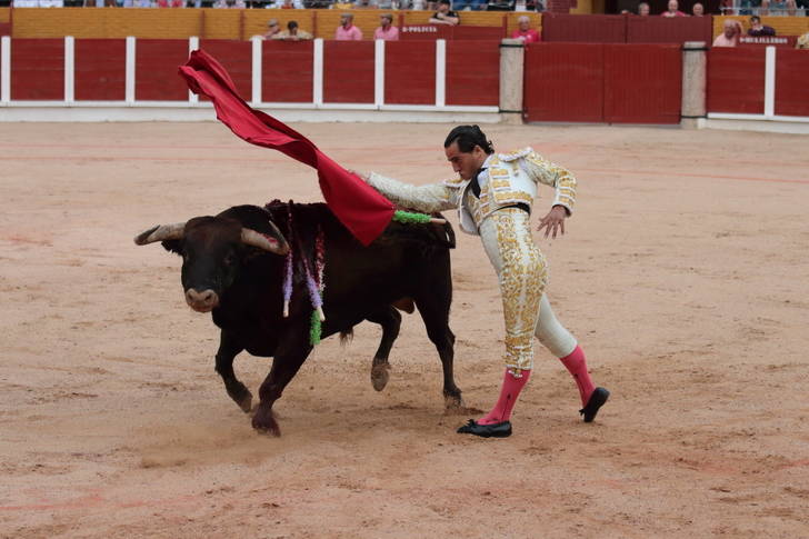 Iván Fandiño, soberbio en la Tercera de Guadalajara, sale a hombros junto El Fandi y Adame
