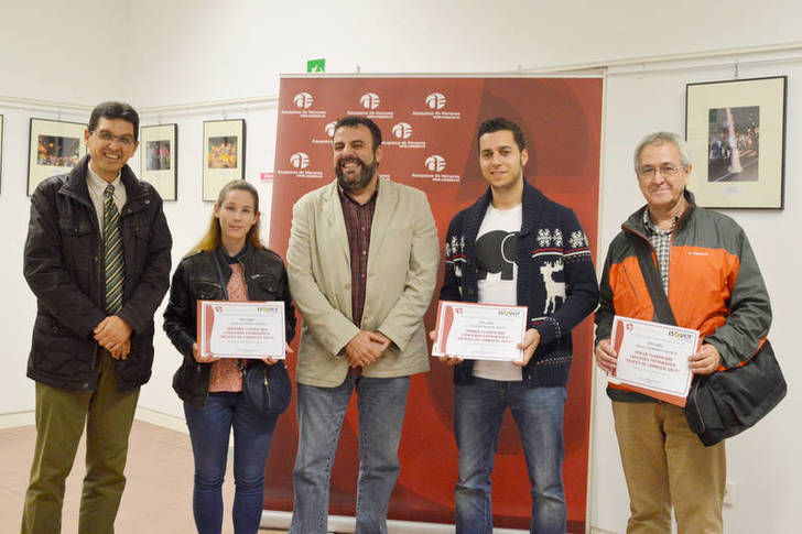 Los ganadores de la edición del año pasado, junto al alcalde (en el centro) y el representante de la empresa Saint Gobain Cristalería Isover. Fotografía: Álvaro Díaz Villamil/ Ayuntamiento de Azuqueca de Henares