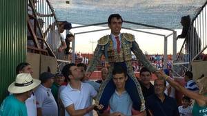 Juan de Castilla sale a hombros en Azuqueca