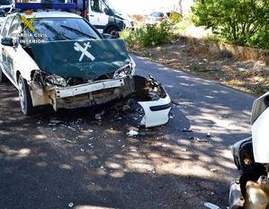 Una furgoneta embiste contra un coche de la Guardia Civil que trataba de detenerla