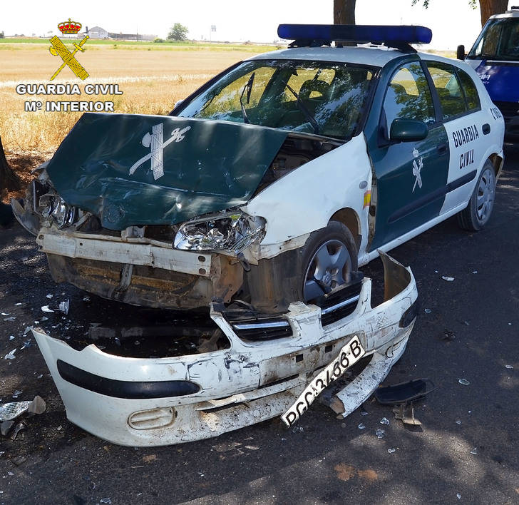 Una furgoneta embiste contra un coche de la Guardia Civil que trataba de detenerla