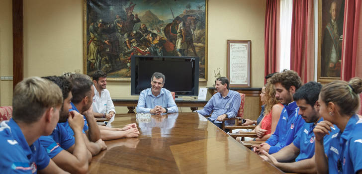 Román desea suerte al Club Alcarreño de Salvamento y Socorrismo en el Campeonato del Mundo