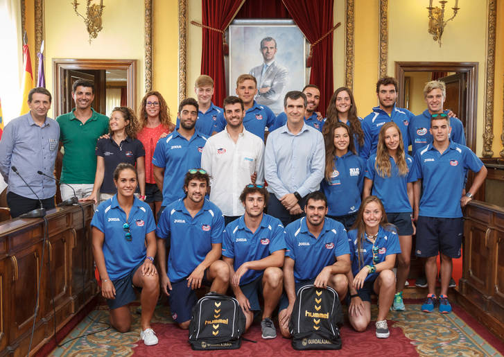 Román desea suerte al Club Alcarreño de Salvamento y Socorrismo en el Campeonato del Mundo