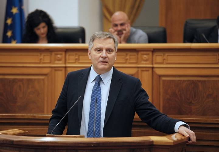 Cañizares pregunta a Page si engaña a Podemos, a los empresarios o a ambos en relación con los impuestos