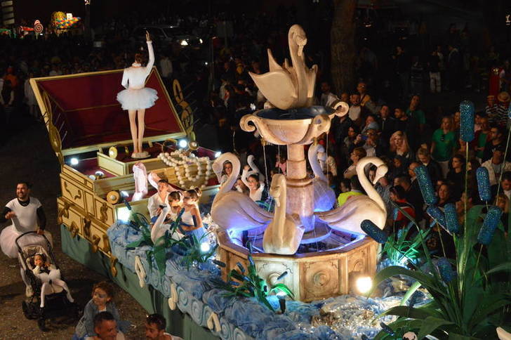 La peña El Pendón, ganadora del Desfile de Carrozas de Azuqueca con 'El libro de la selva'