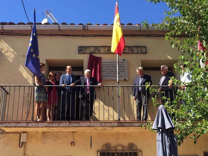 Bernardino Guerrero, homenajeado en Huertahernando por sus 43 años como alcalde